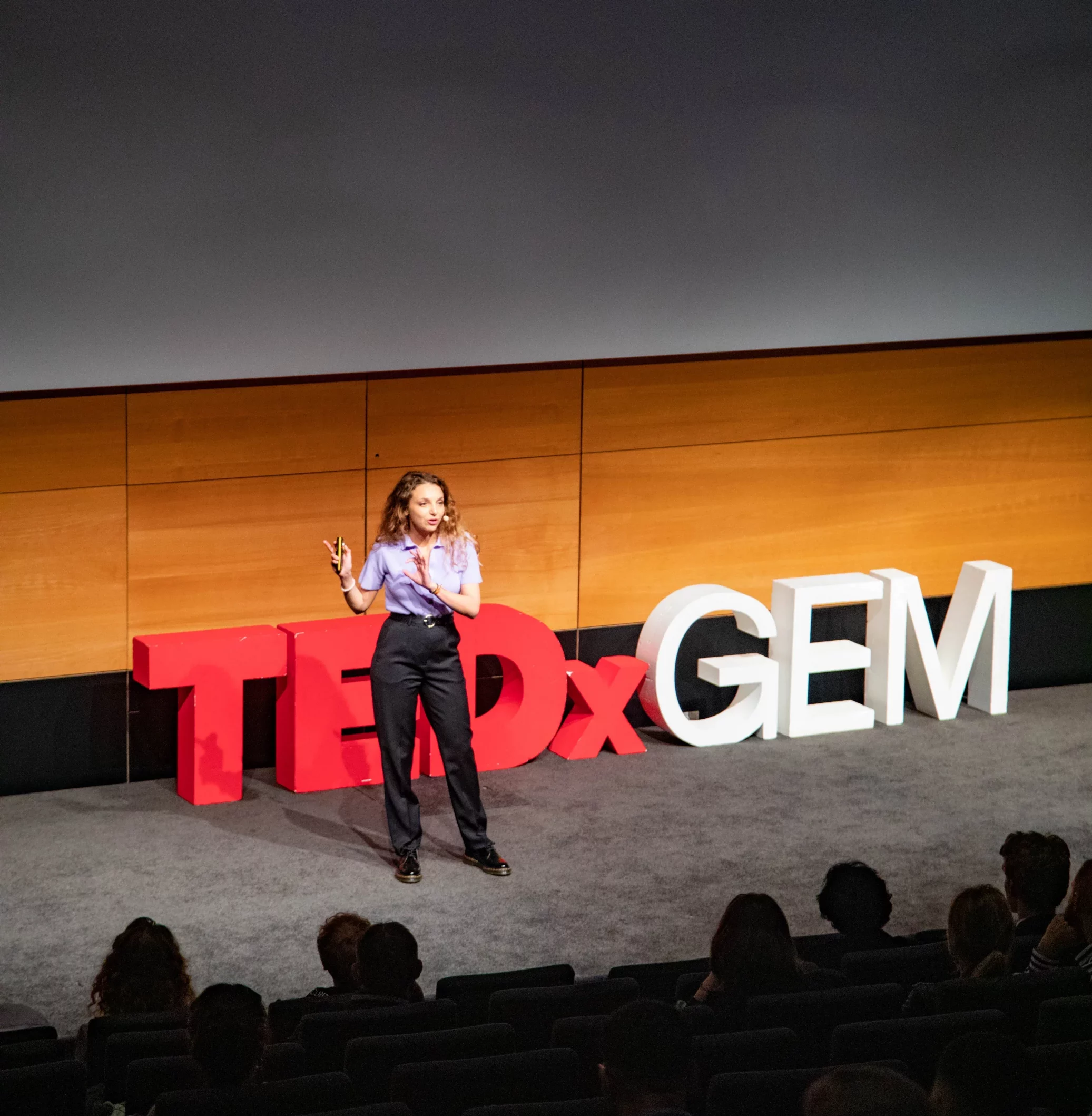 Speaker faisant une conférence TEDx